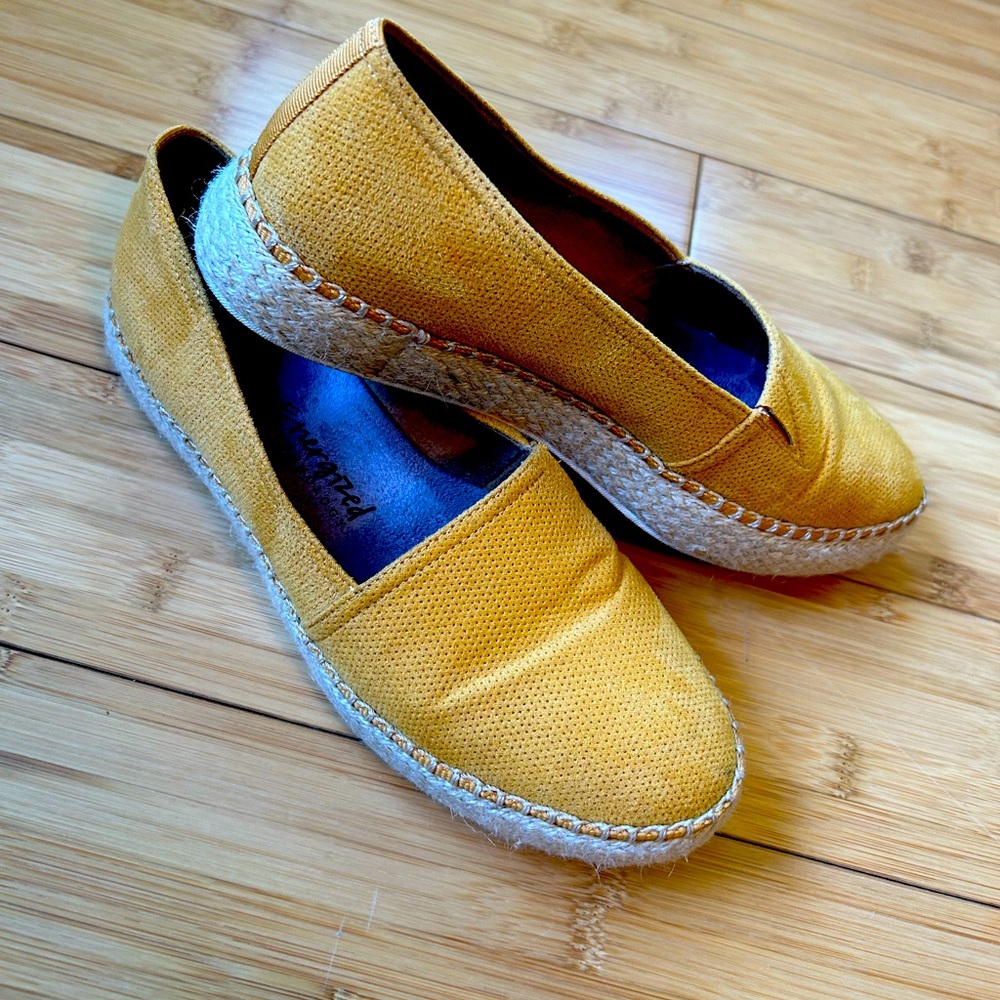 Dr scholls with foam technology, mustard suede, size 6.5